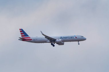 17 Ekim 2020 'de Denver Uluslararası Havalimanı yakınlarında Amerikan sinekleri tarafından işletilen Airbus A321. American Airlines, Fort Worth, Teksas merkezli büyük bir Amerikan havayolu şirketidir..