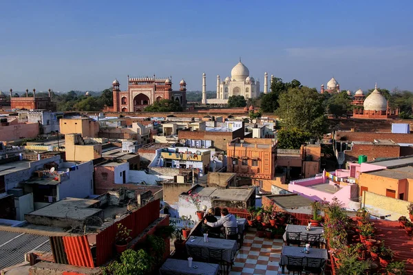 从印度Agra的Taj Ganj街区的屋顶餐馆观看泰姬陵 泰姬陵始建于1632年 由沙贾汗皇帝建造 作为他第二任妻子Mumtaz Mahal的纪念碑 — 图库照片