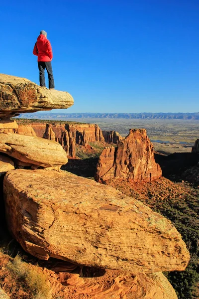 Turysta Cieszący Się Widokiem Kanion Monument Canyon Kolorado National Monument — Zdjęcie stockowe