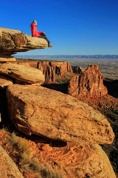 Turysta Cieszący Się Widokiem Kanion Monument Canyon Kolorado National Monument — Zdjęcie stockowe