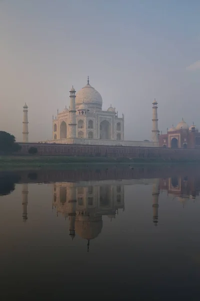 Vue Taj Mahal Avec Brouillard Matinal Reflété Dans Rivière Yamuna — Photo