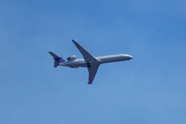 Denver Usa Październik Samolot Obsługiwany Przez United Flies Blue Sky — Zdjęcie stockowe