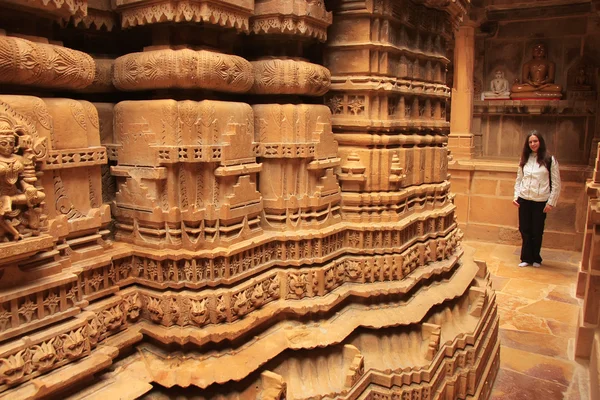 Jovem mulher admirando o interior do templo de Jain, Jaisalmer, Rajasth — Fotografia de Stock