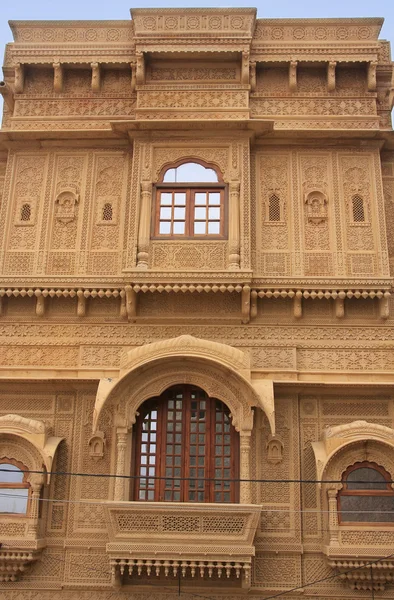 Dekoracyjne rzeźbienia na tradycyjne haveli, jaisalmer, Indie — Zdjęcie stockowe
