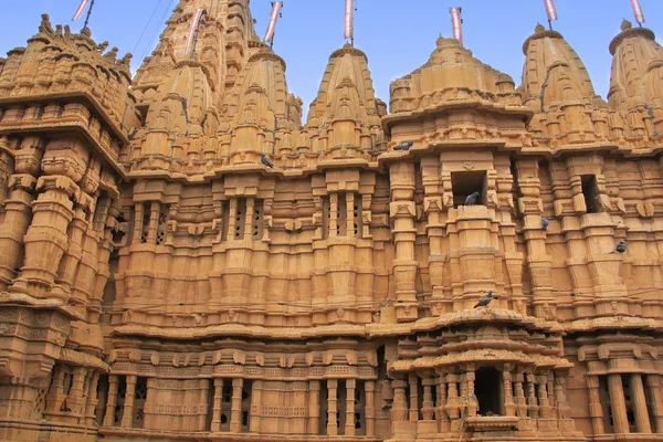 Декоративный фасад храма Джайн, Джайсалмер, Индия — стоковое фото