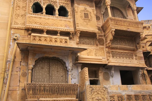 Decoratieve gravure op traditionele haveli, jaisalmer, india — Stockfoto