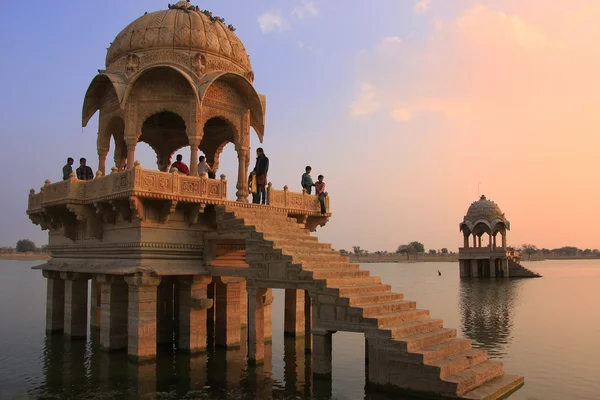 在 gadisar 湖在落日，斋沙默尔，印度的迦底萨加尔寺 — 图库照片