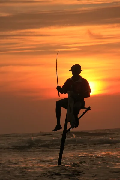 Silueta de un pescador palo al atardecer, Unawatuna, Sri Lanka — Foto de Stock