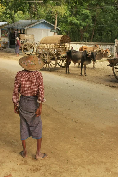 Tubylec stoi przy ulicy, mingun, myanmar — Zdjęcie stockowe