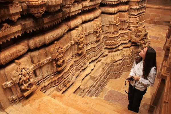 Ung kvinna beundra inredning jain tempel, jaisalmer, rajasth — Stockfoto