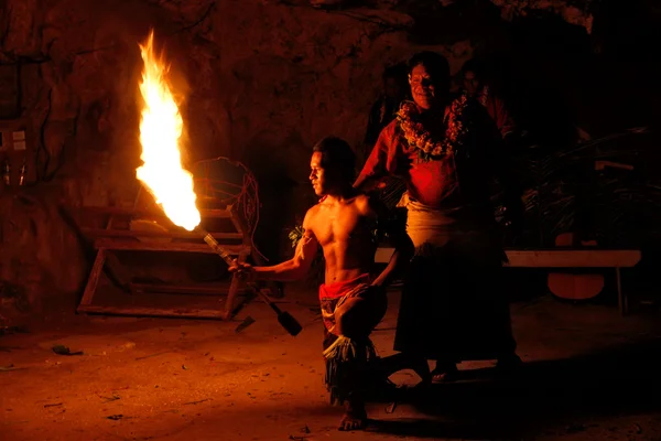 Espectáculo de fuego en la famosa cueva Hina, movimiento borroso, playa de Oholei, Tonelada —  Fotos de Stock