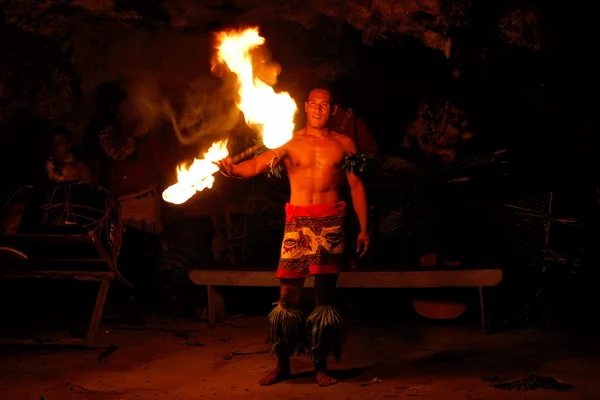 Fire show in famous Hina cave, blurred motion, Oholei beach, Ton — Stock Photo, Image