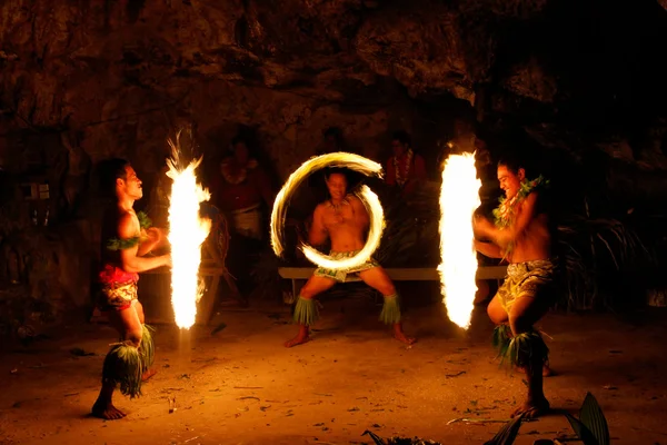 Espectáculo de fuego en la famosa cueva Hina, movimiento borroso, playa de Oholei, Tonelada —  Fotos de Stock