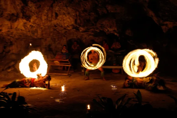 Eldshow i berömda Hina grotta, suddig rörelse, Oholei beach, Ton — Stockfoto