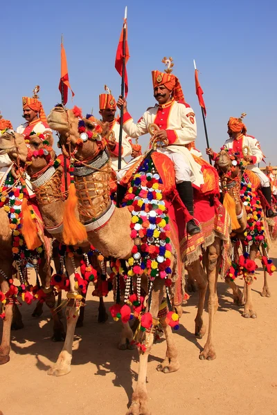 砂漠祭り、インド、ジャイサル メールでラクダの行列 — ストック写真