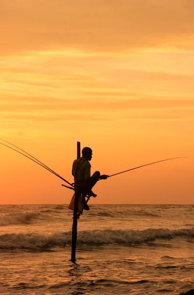 Silhueta de um pescador pau ao pôr do sol, Unawatuna, Sri Lanka — Fotografia de Stock