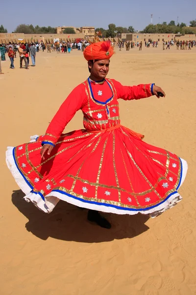 Hombre indio en traje tradicional bailando en el Festival del Desierto, Jais —  Fotos de Stock