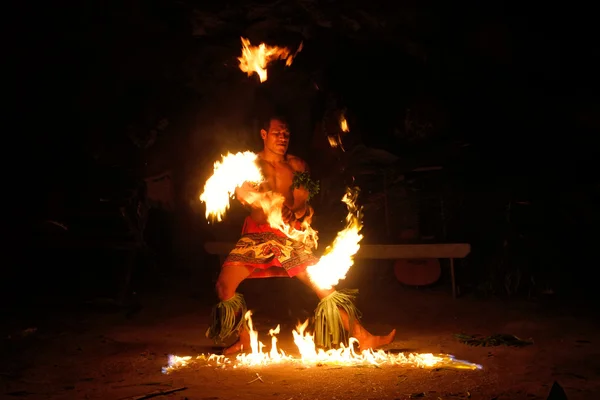 Espectáculo de fuego en la famosa cueva Hina, movimiento borroso, playa de Oholei, Tonelada —  Fotos de Stock