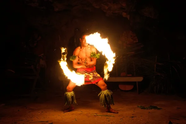 Fire show in famous Hina cave, blurred motion, Oholei beach, Ton — Stock Photo, Image