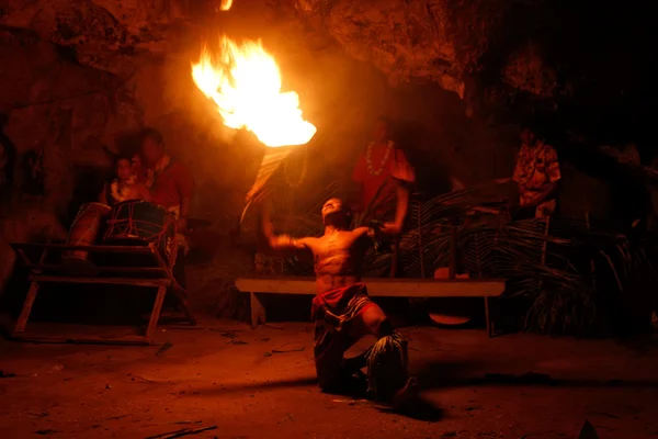 Espectáculo de fuego en la famosa cueva Hina, movimiento borroso, playa de Oholei, Tonelada —  Fotos de Stock