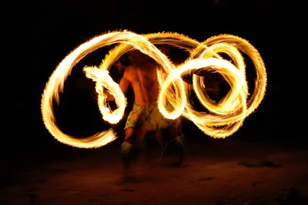 Show de fogo na famosa caverna de Hina, movimento turvo, praia de Oholei, Tonelada — Fotografia de Stock