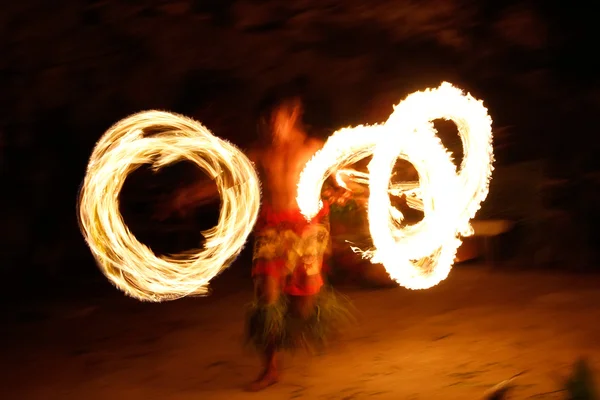 Spettacolo di fuoco nella famosa grotta di Hina, movimento sfocato, spiaggia di Oholei, Tonnellata Fotografia Stock