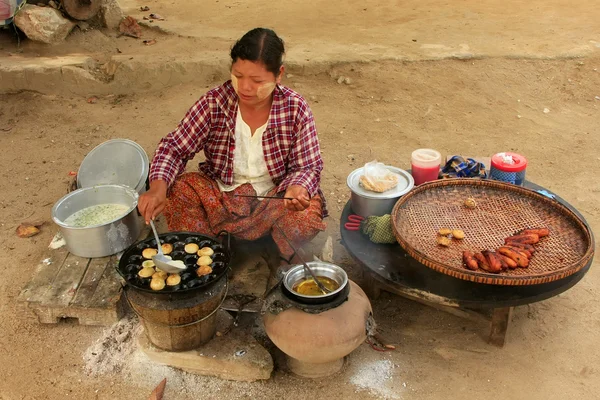 Mujer local cocinando en la calle de Mingun, Mandalay, Myanmar —  Fotos de Stock