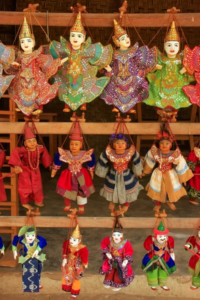 Exposition de marionnettes traditionnelles au marché de rue, Mingun, Homme — Photo