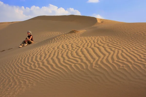 Młoda kobieta siedząca na wydmy, pustyni Thar, Jaisalmer, Indie — Zdjęcie stockowe