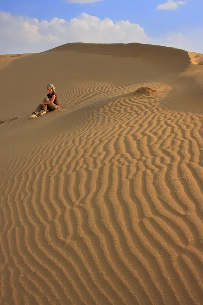 ジャイサル メール、インド、タール砂漠、砂丘に座っていた若い女性 — ストック写真