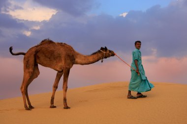 Onun deve Thar Çölü'nde önde gelen Bedevi Jaisalmer, Hindistan yakın: