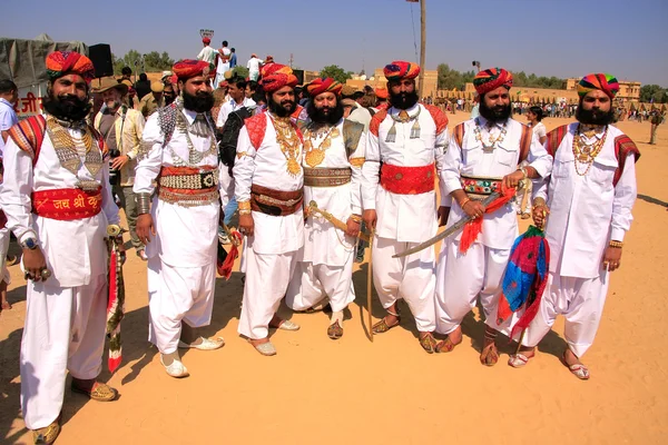 Hombres indios vestidos de gala tradicional que participan en el Sr. Desert competi —  Fotos de Stock