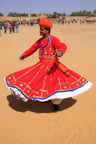 Homem indiano em vestido tradicional dançando no Desert Festival, Jais — Fotografia de Stock