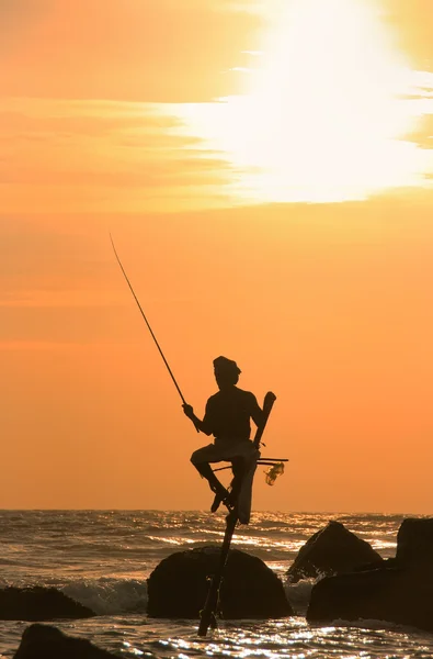 Silueta de un pescador palo al atardecer, Unawatuna, Sri Lanka — Foto de Stock