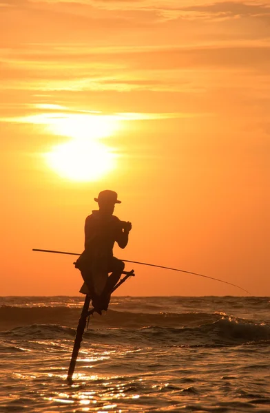 Silhouette d'un pêcheur bâton au coucher du soleil, Unawatuna, Sri Lanka — Photo