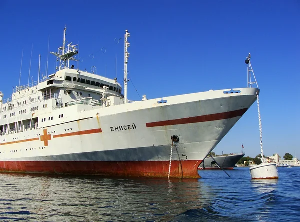 Ουκρανικά-νοσοκομείο πλοίο Γενισέι ελλιμενίστηκε στη Σεβαστούπολη, Κριμαία — Φωτογραφία Αρχείου