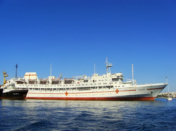 El buque hospital ucraniano Yenisey atracó en Sebastopol, Crimea —  Fotos de Stock