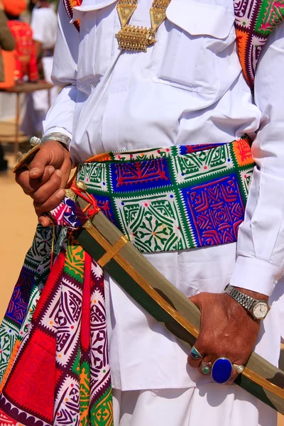 Primer plano de las manos sosteniendo la espada durante la competencia Mr. Desert, Ja — Foto de Stock