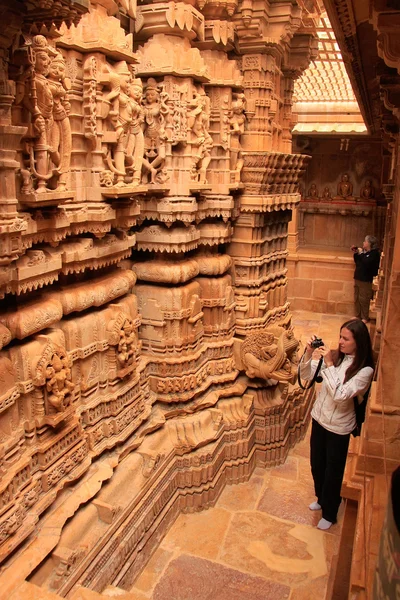 Young woman admiring interior of Jain temple, Jaisalmer, Rajasth — Stock Photo, Image