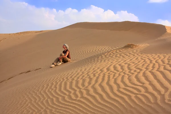 Jovem mulher sentada em dunas, Thar desert, Jaisalmer, Índia — Fotografia de Stock