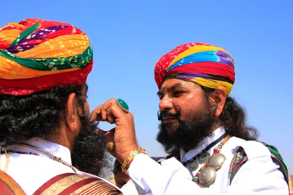 Uomini indiani che si aiutano a vicenda durante la gara di Mr Desert, Jais — Foto Stock