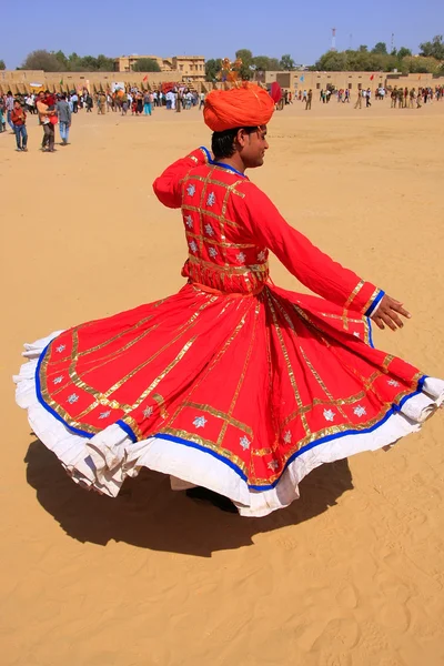 Homem indiano em vestido tradicional dançando no Desert Festival, Jais — Fotografia de Stock