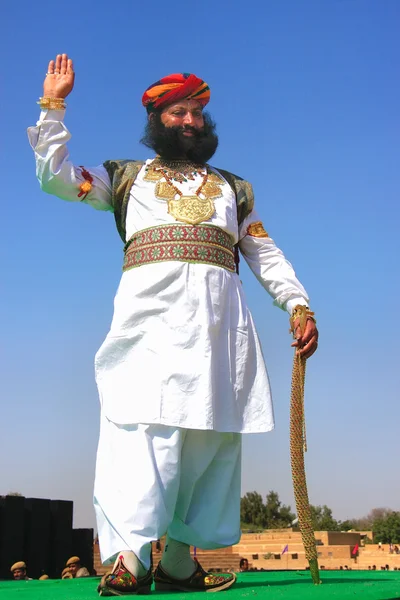 Indisk mand i traditionel kjole, der deltager i hr. Desert konkurrence - Stock-foto