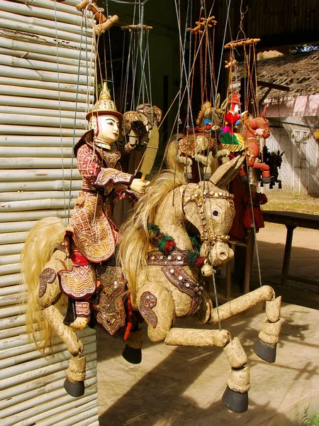 Weergave van traditionele marionetten op de straatmarkt, Mingun, Man — Stockfoto