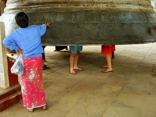 Mujer local de pie junto a Mingun bell, región de Mandalay, Myanmar — Foto de Stock