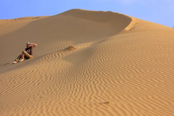 Young woman sitting on dunes, Thar desert, Jaisalmer, India — Stock Photo, Image