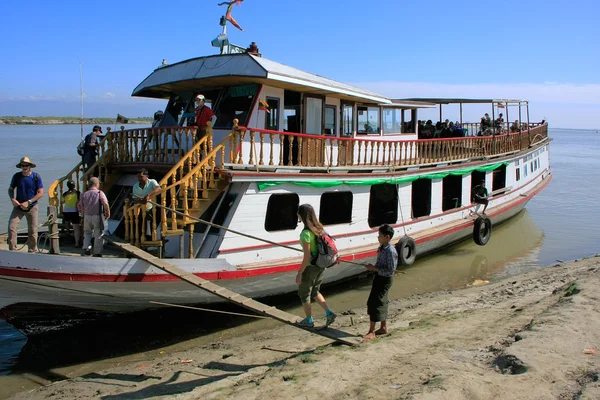 Toeristische krijgen op een boot op Mingun, Mandalay, Myanmar — Stockfoto