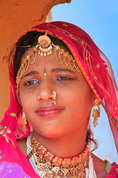 Girl in traditional dress taking part in Desert Festival, Jaisal — Stock Photo, Image