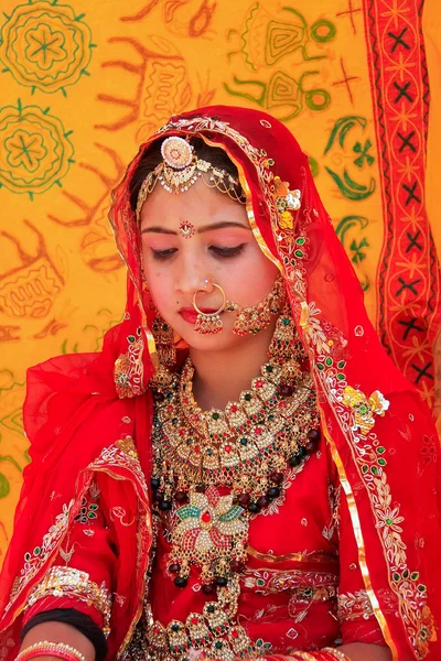 Menina em vestido tradicional participando no Festival do Deserto, Jaisal — Fotografia de Stock