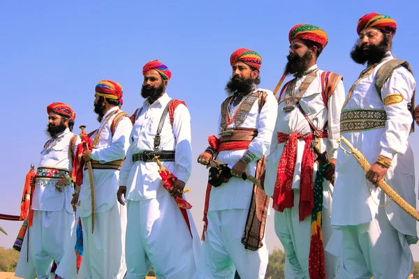 Hombres indios vestidos de gala tradicional que participan en el Sr. Desert competi —  Fotos de Stock